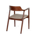 Projektowanie szarej skórzanej poduszki z litego drewna krzesła